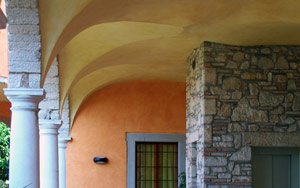 Corte treponti - particolare di volti con decori